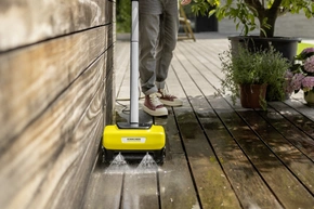 Eine Person nutzt einen Kärcher Terrassenreiniger